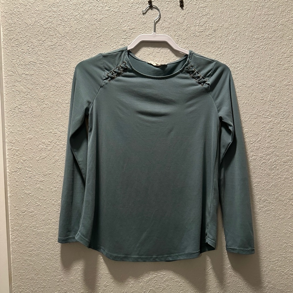 Juniors Pink Republic green long sleeve soft top size small